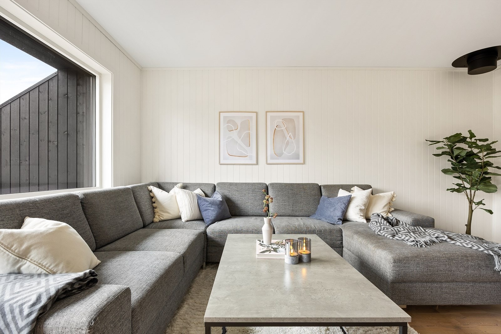 Overflatene består av parkett på gulv, panelplater på vegger og malte plater i himling. Galleribilde