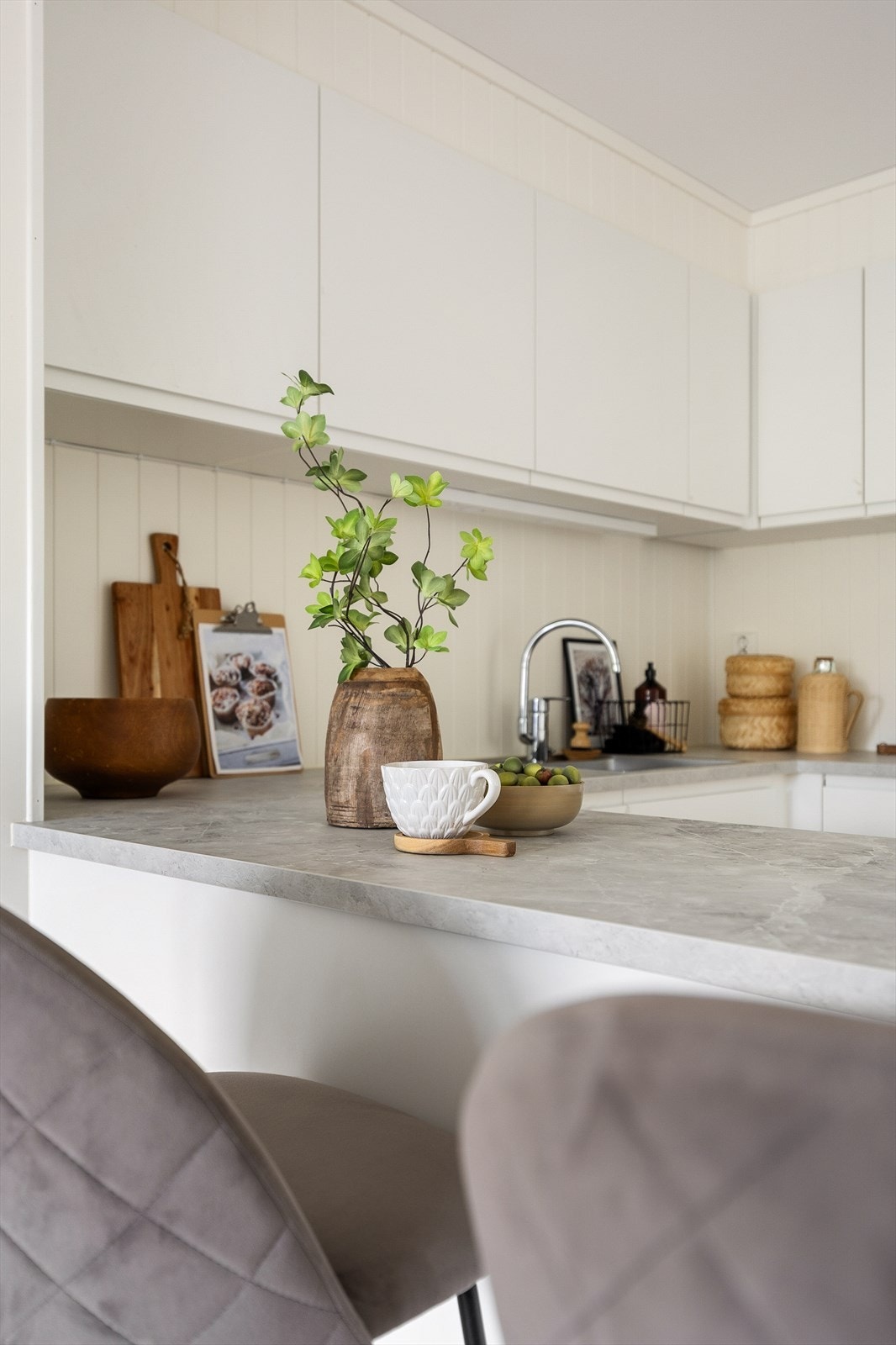 Halvøya gir ekstra arbeidsflate og en hyggelig plass for en rask frokost. Galleribilde