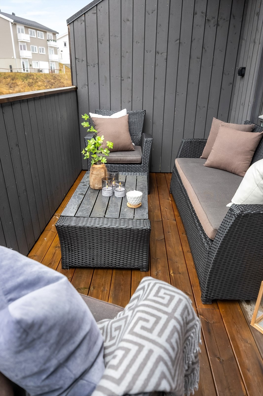 Uteplassen har impregnerte gulvbord og god plass til en hyggelig sittegruppe. Galleribilde