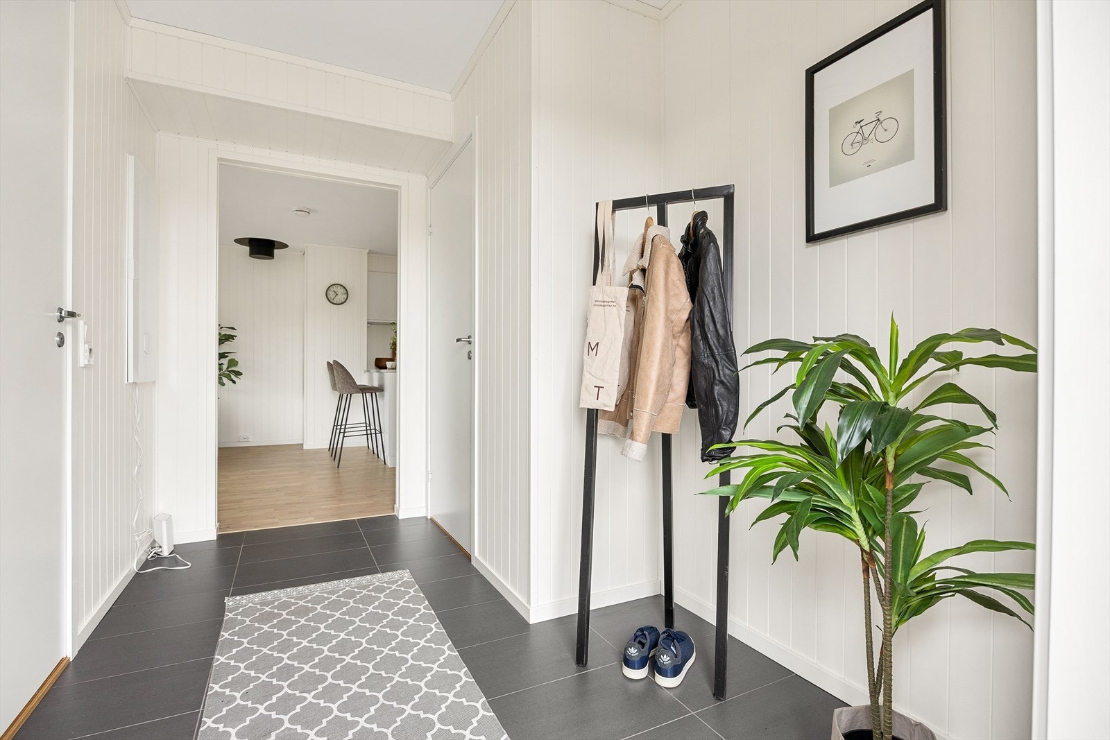 Leiligheten er gjennomgående, noe som gir gode lysforhold og en åpen romfølelse. Galleribilde