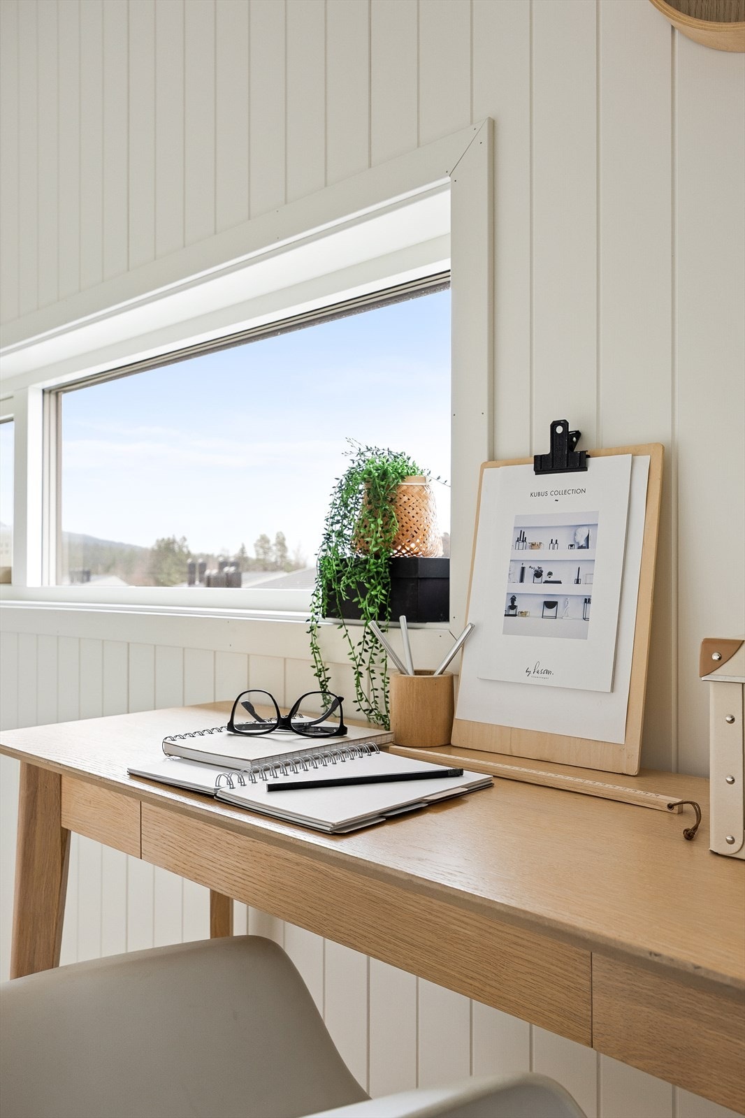 Rommet er lyst og har plass til både seng og en arbeids- eller lekekrok. Galleribilde