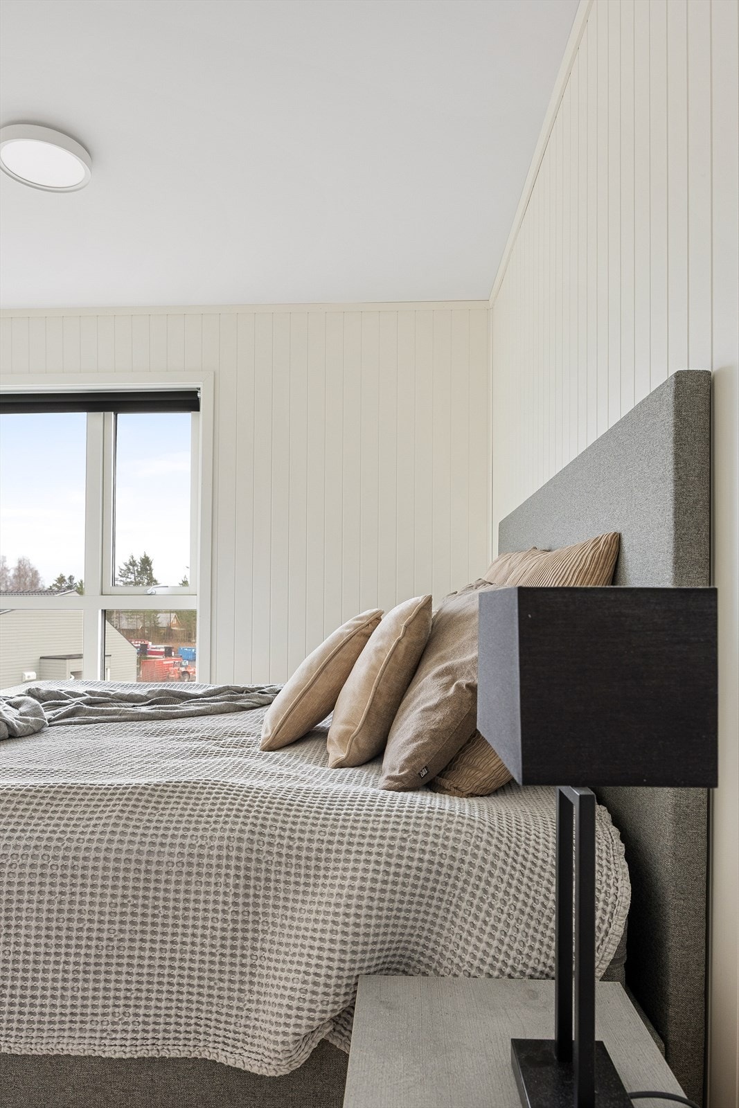 Alle soverommene er utstyrt med malte trevinduer med 3-lags glass. Galleribilde