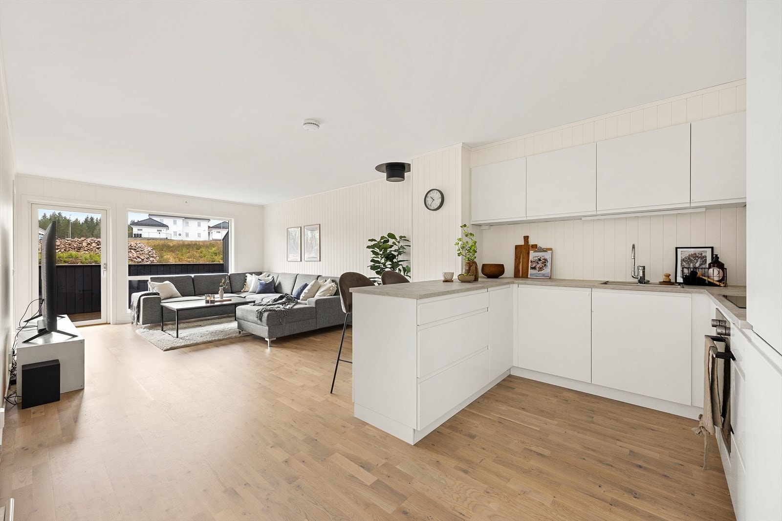 Store vindusflater med 3-lags glass gir rikelig med naturlig lys inn i oppholdsrommet. Galleribilde