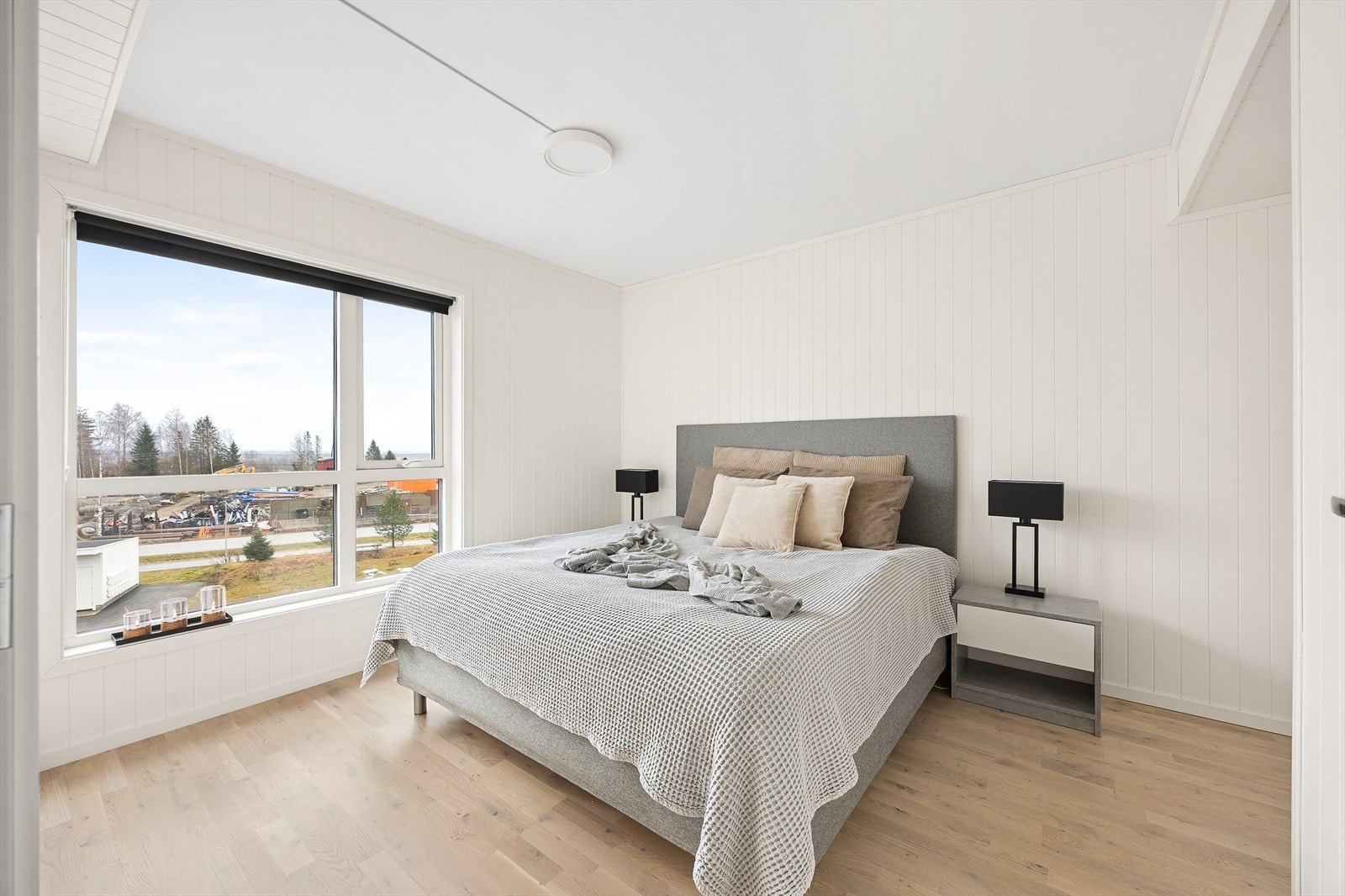 Leiligheten har tre soverom. Hovedsoverommet er romslig med plass til dobbeltseng. Galleribilde