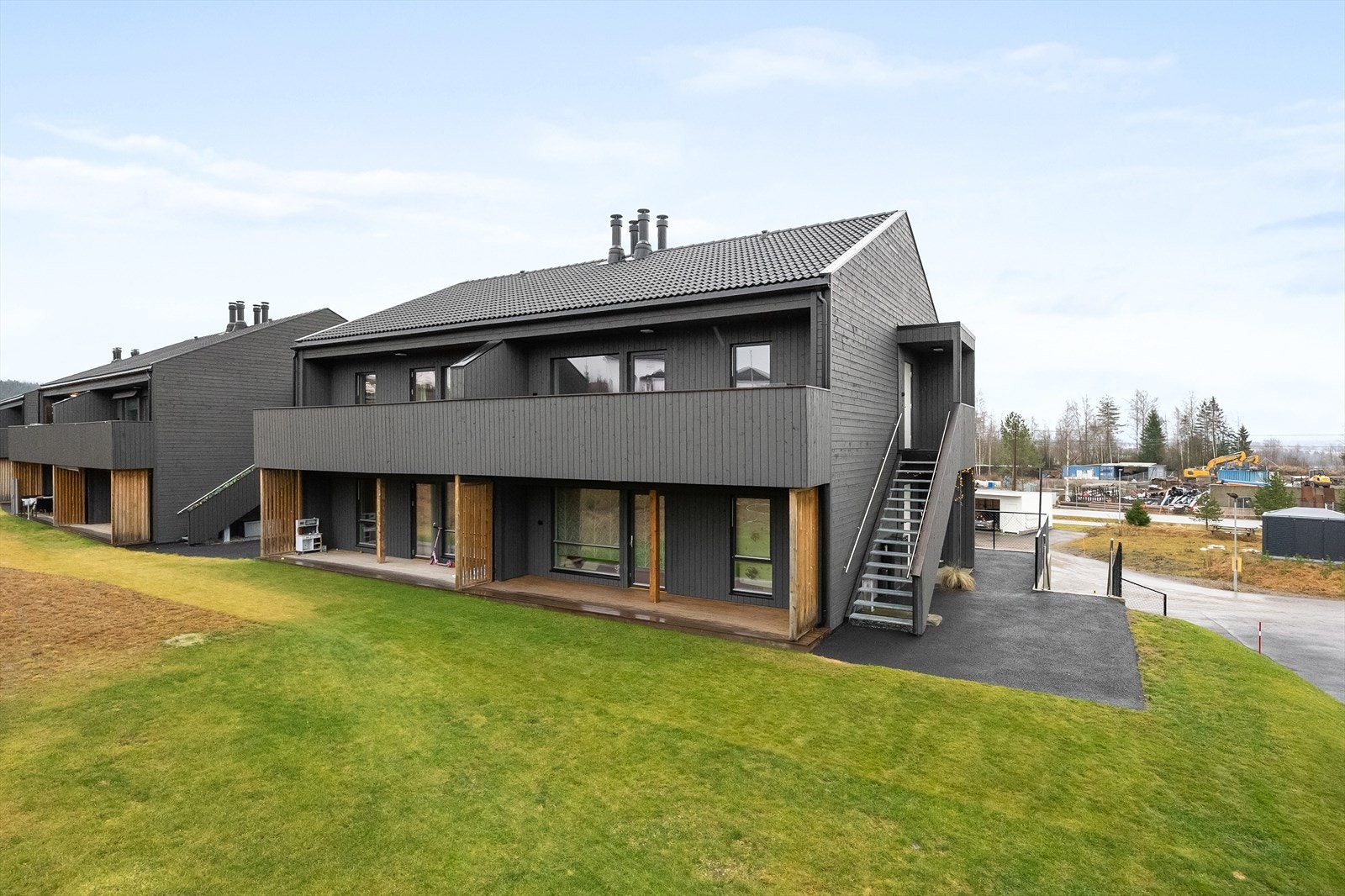 Boligen er en del av en 4-mannsbolig fra 2023, beliggende i et nyetablert og barnevennlig boligfelt. Galleribilde