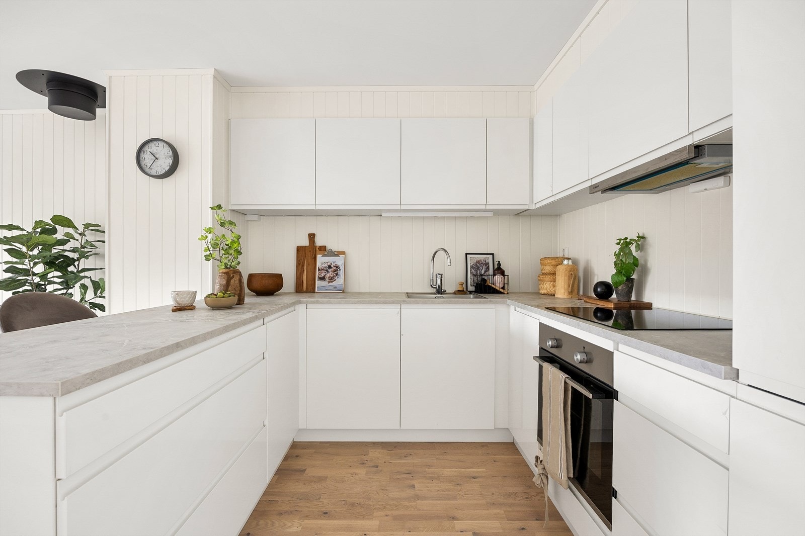 Godt med skap- og benkeplass gjør kjøkkenet både funksjonelt og oversiktlig. Galleribilde