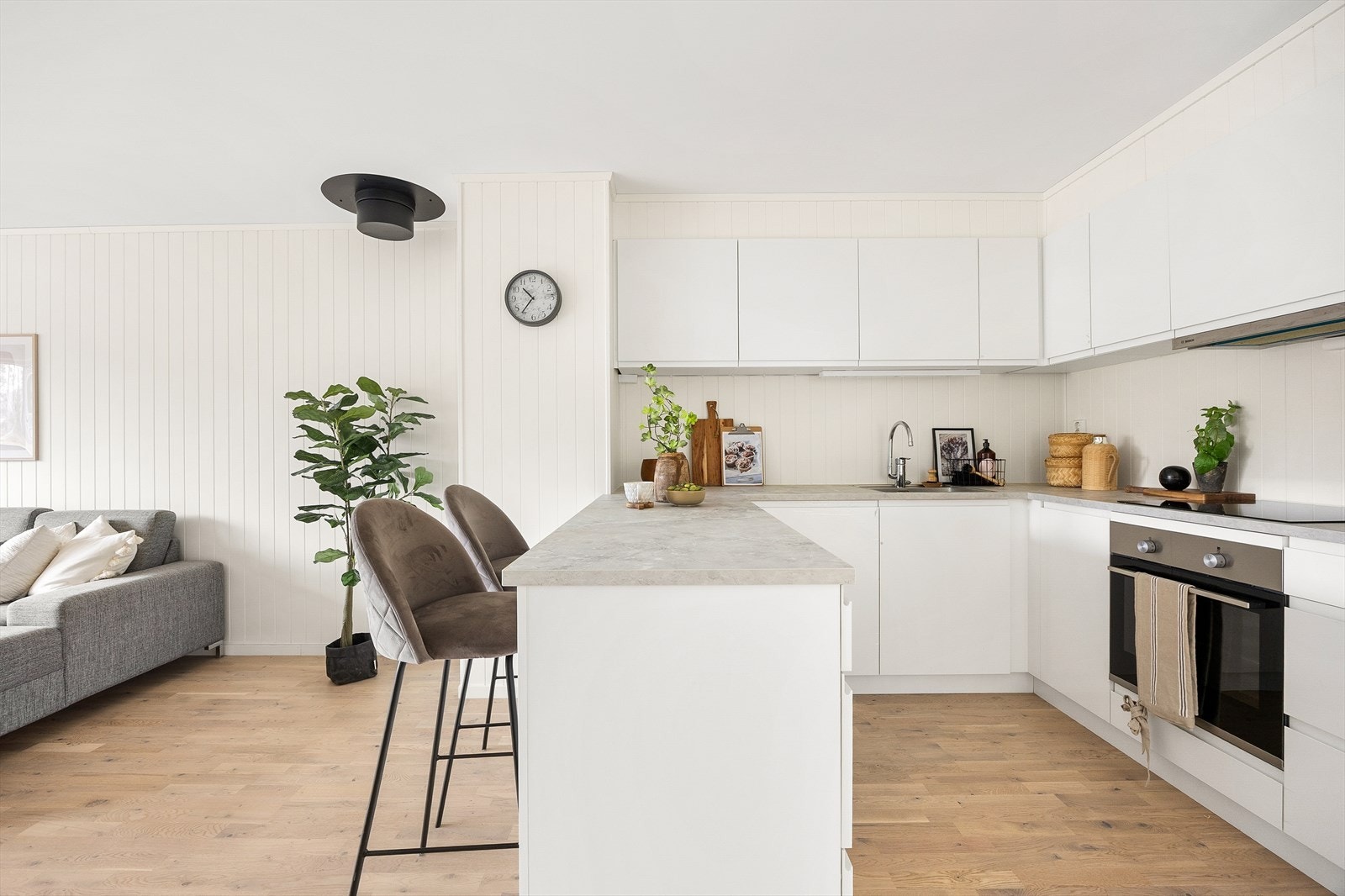 Halvøya fungerer som et naturlig samlingspunkt mellom kjøkken og stue. Galleribilde