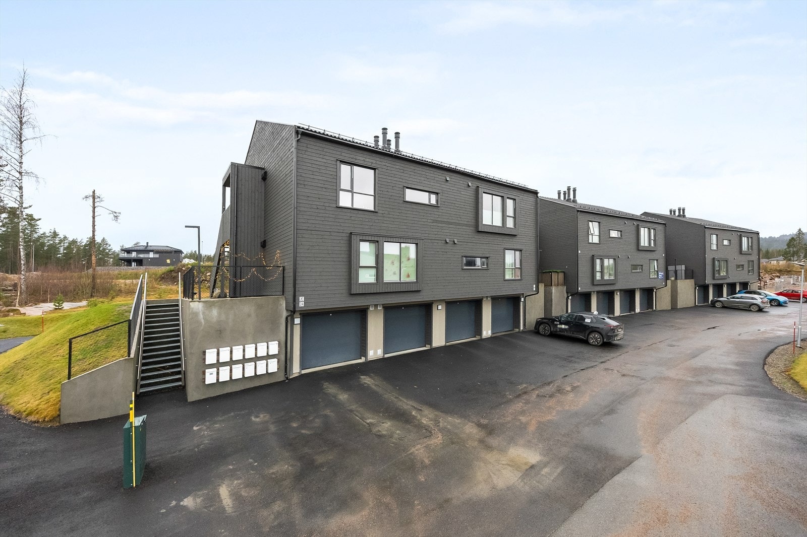 Til leiligheten følger det en garasjeplass i bygningens underetasje. Galleribilde