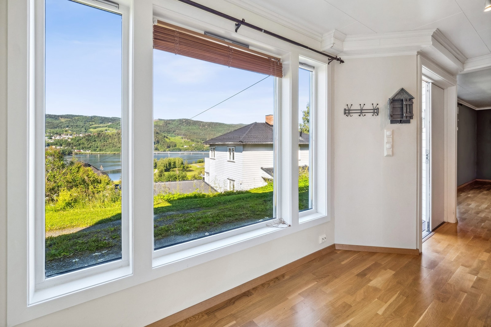 Utsikt mot Mjøsa. Galleribilde