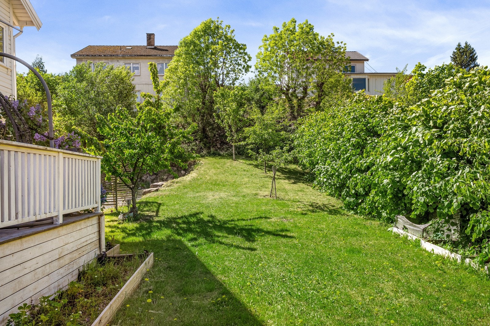 Tomten er eiet, romslig og lettstelt - hele 851 kvm - med gode solforhold gjennom dagen. I hagen er det frukttær og urter. Galleribilde