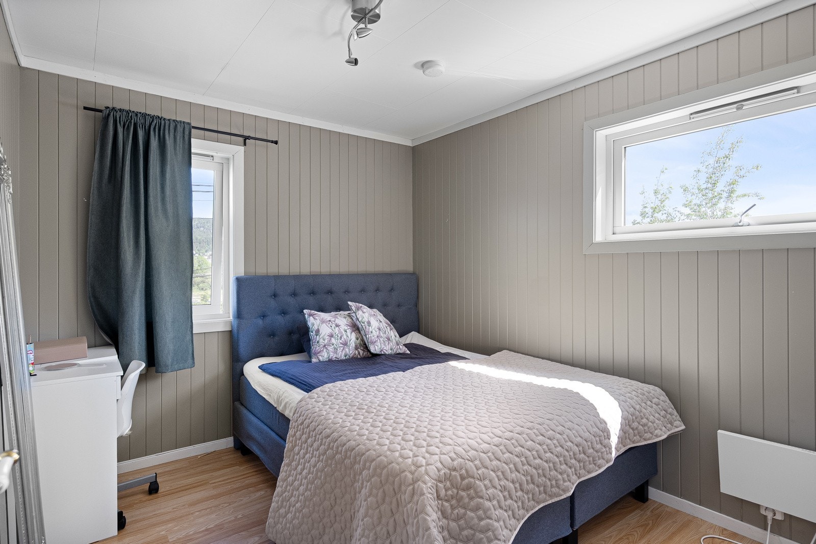 Naturlig lys strømmer inn via flere vinduer. Galleribilde