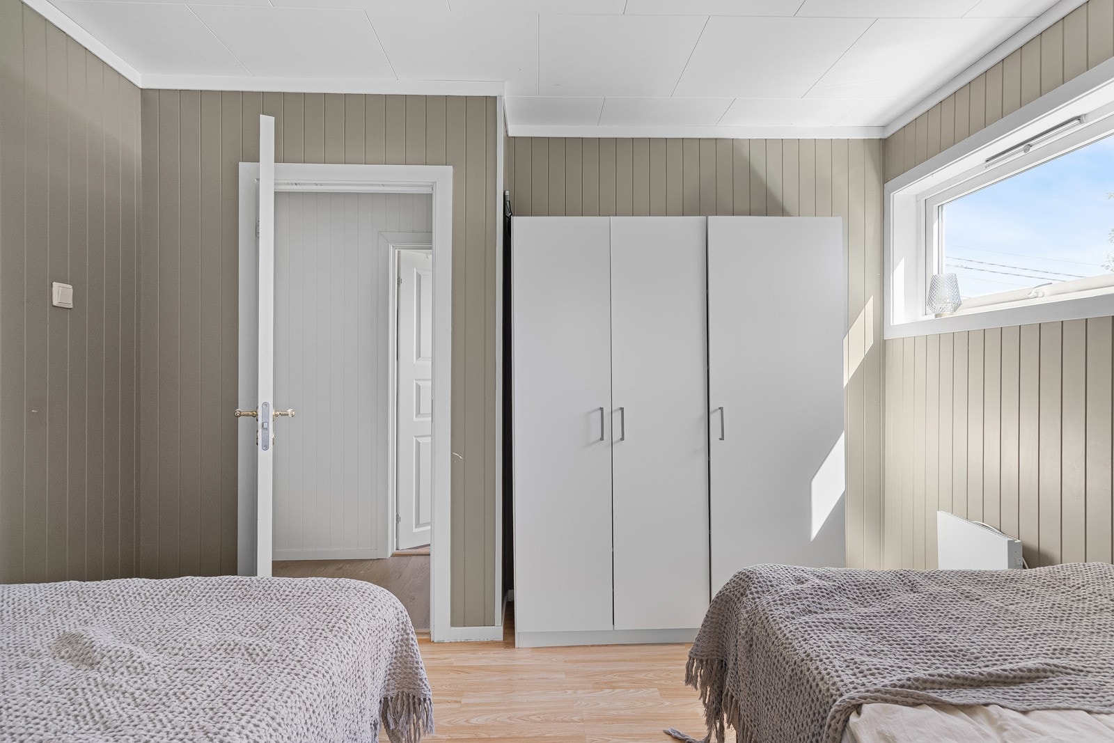 Begge rommene er romslige og har laminatgulv og malte veggflater i nøytrale toner, noe som gir en moderne og innbydende atmosfære. Galleribilde