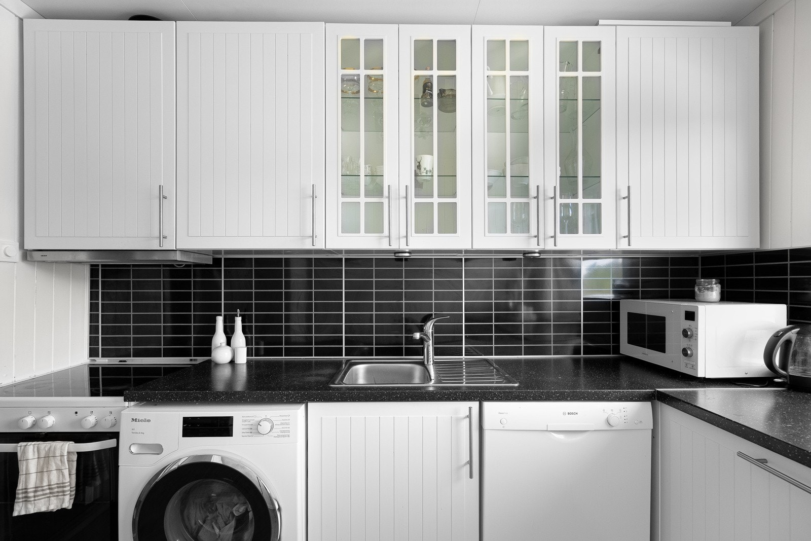 Her finnes frittstående hvitevarer som komfyr/platetopp, kjøl/fryseskap og oppvaskmaskin. Galleribilde