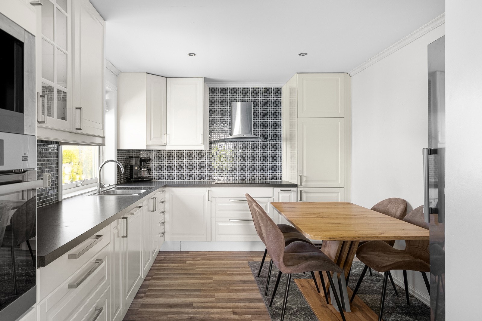 I første etasje har boligen et praktisk og stilrent kjøkken fra 2011, levert fra IKEA. Galleribilde