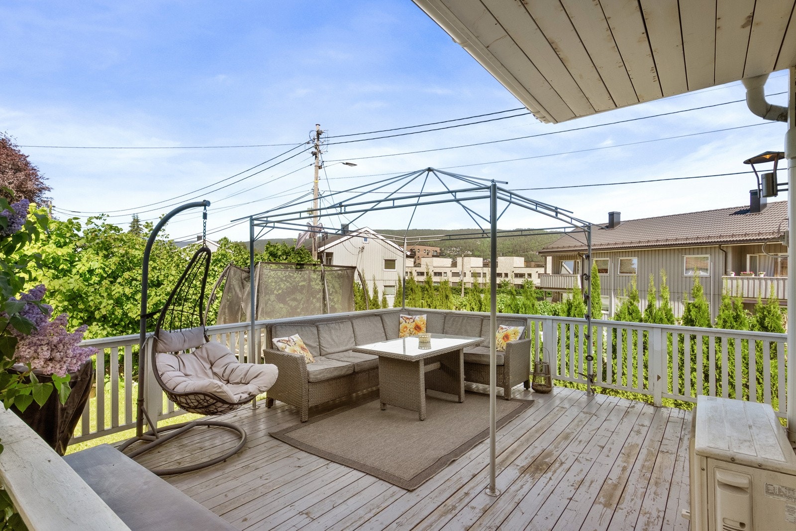 Fra første etasje har du tilgang til en romslig terrasse på hele 21 kvm - perfekt for utemøbler, grill og sosiale sammenkomster. Galleribilde