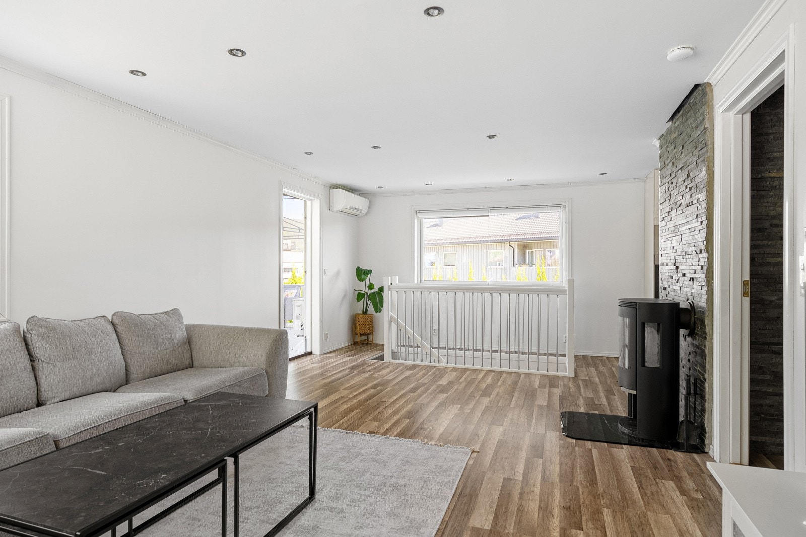 De store vinduene gir godt dagslys og bidrar til en åpen atmosfære. Galleribilde