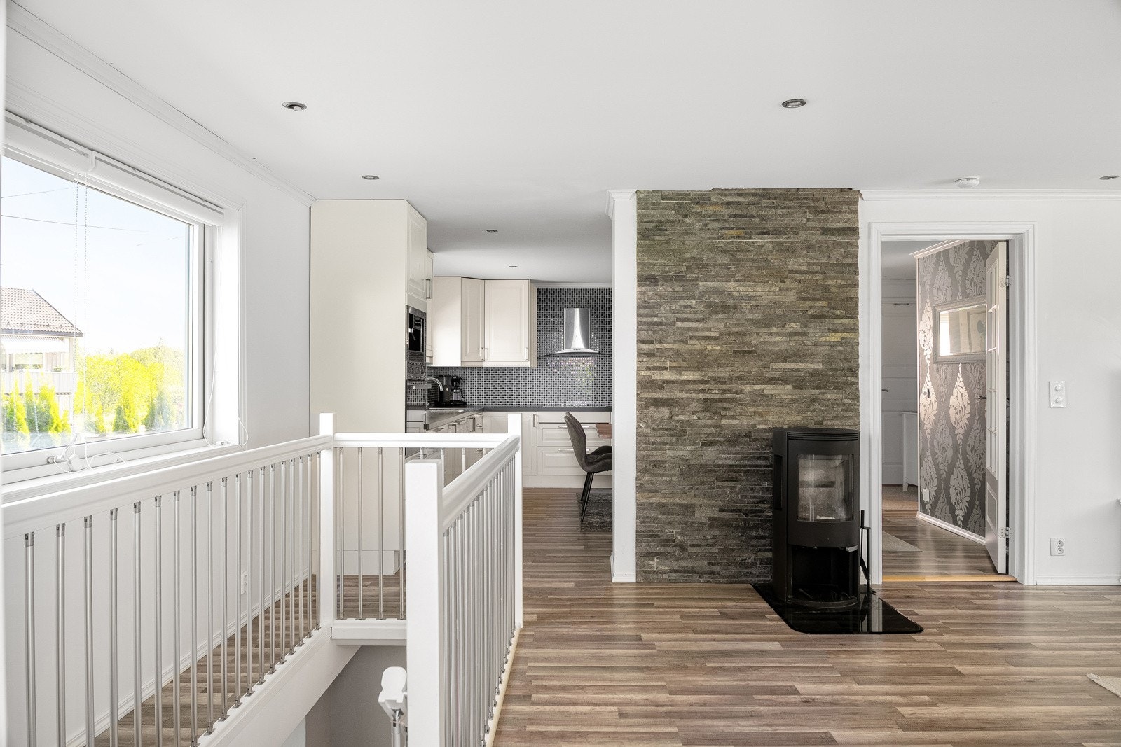 Stuen har en praktisk peis som gir behagelig varme og kan bidra til å senke oppvarmingskostnadene i vinterhalvåret. Galleribilde