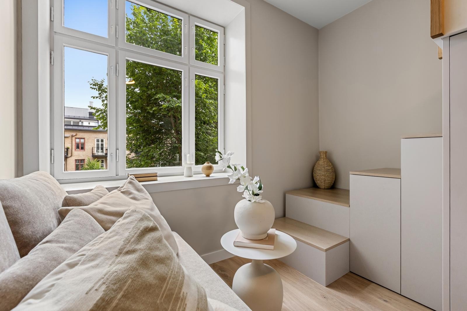 Velkommen til leilighet 212 - En lys og moderne leilighet med møbelsnekrede løsninger fra The Apartment Store for optimal arealutnyttelse Galleribilde