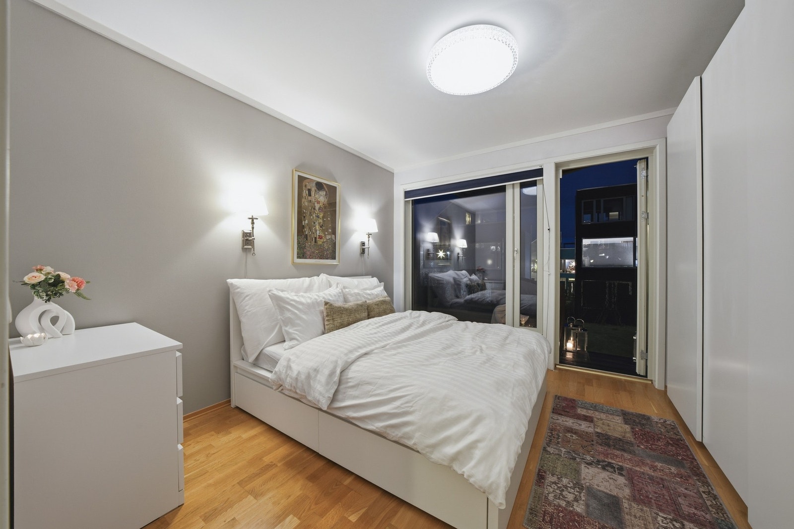 Soverom 1 er på hele 13,1 kvm. Store vindusflater sørger for rikelig med naturlig lysinnslipp. Galleribilde