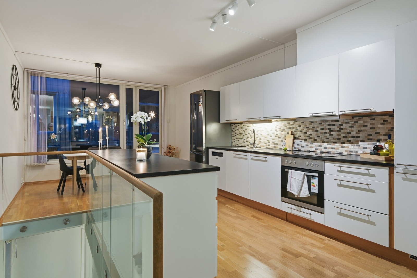 Moderne og lyst kjøkken med mye plass. Blandebatteriet er skiftet i 2025. TG1 av takstmann. Galleribilde