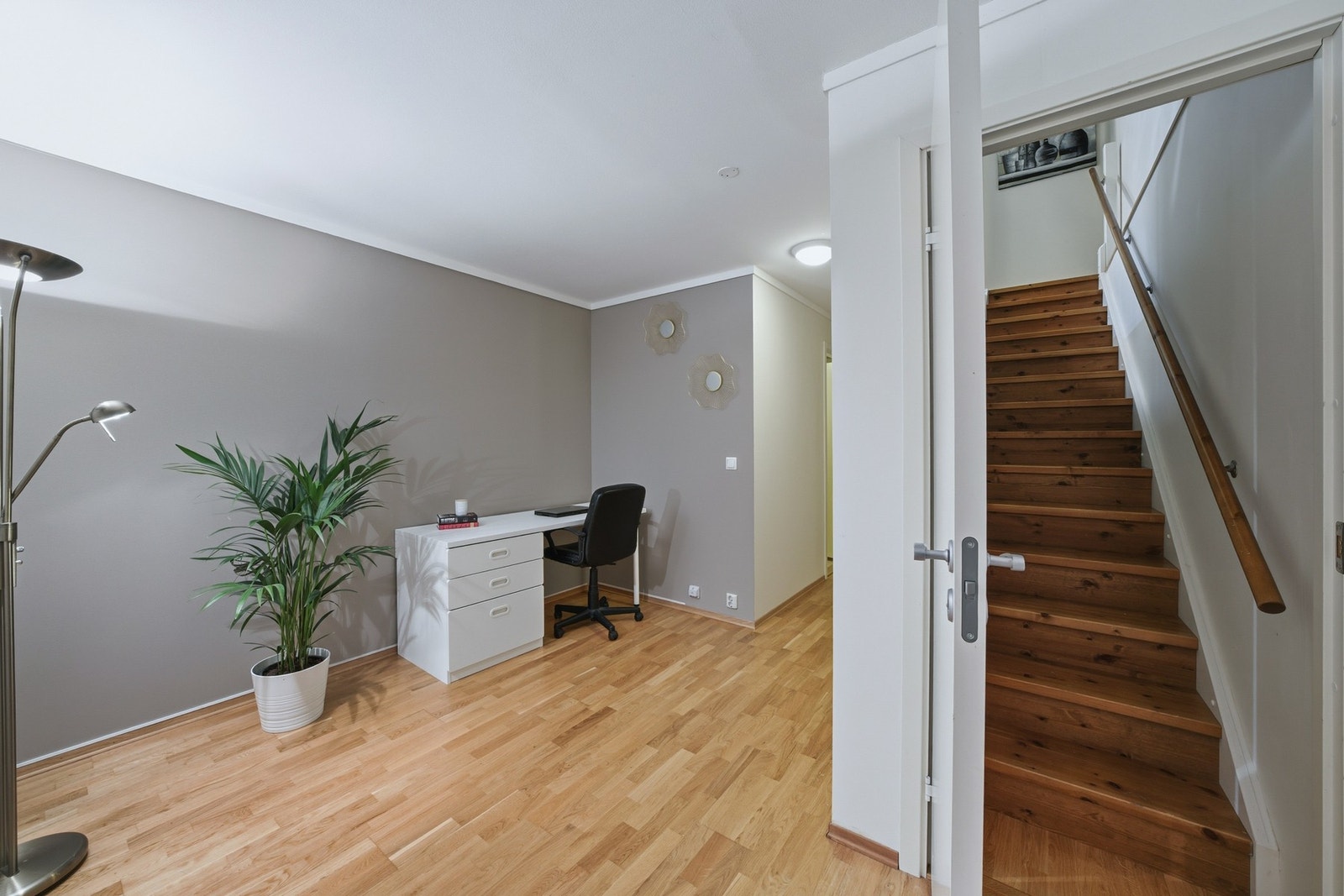 Trappen leder ned til en romslig kjellerstue på 13,6 kvm. Galleribilde