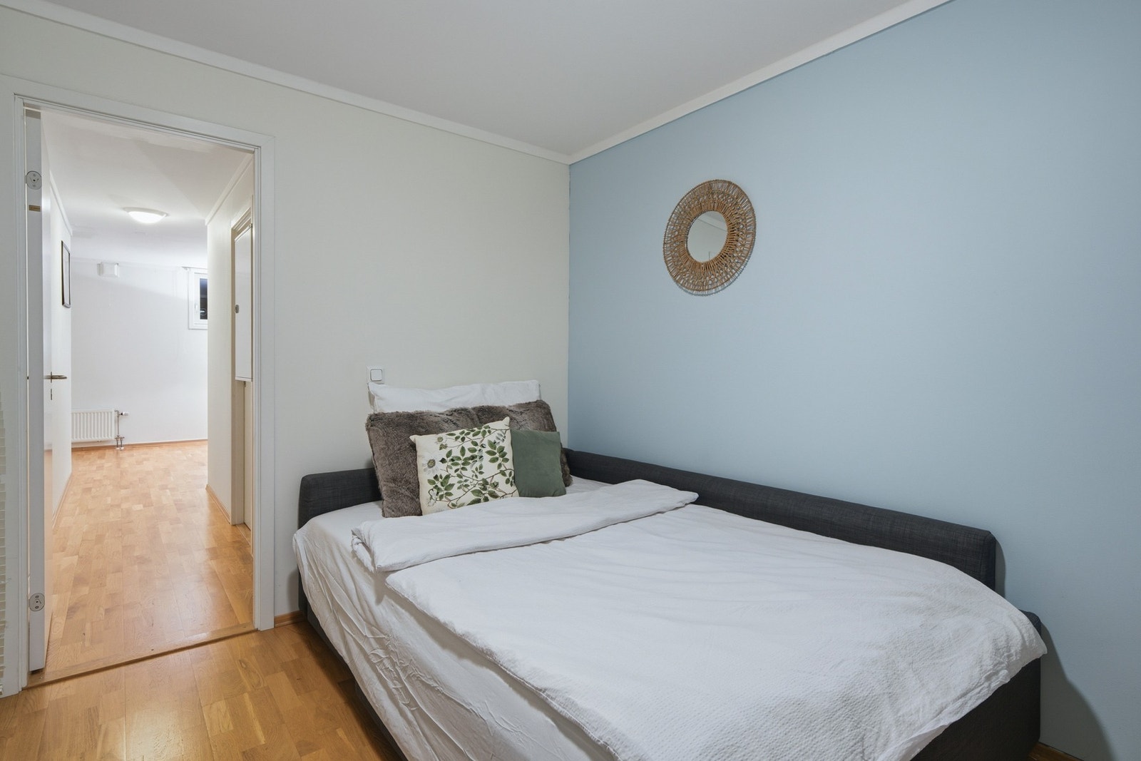 God plass til seng samt tilhørende møblement. Galleribilde