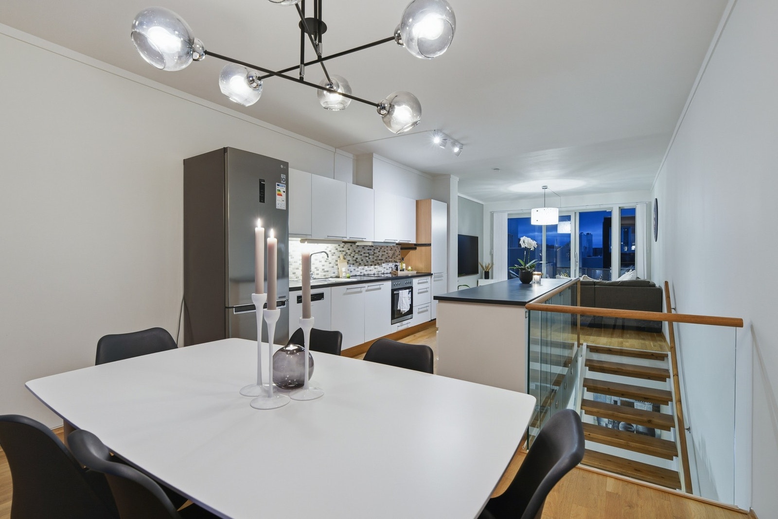 Kjøkkenfrontene er nymalte i 2025. Komfyr og koketopp er fra 2024, mens oppvaskmaskin ble skiftet i 2022. Galleribilde