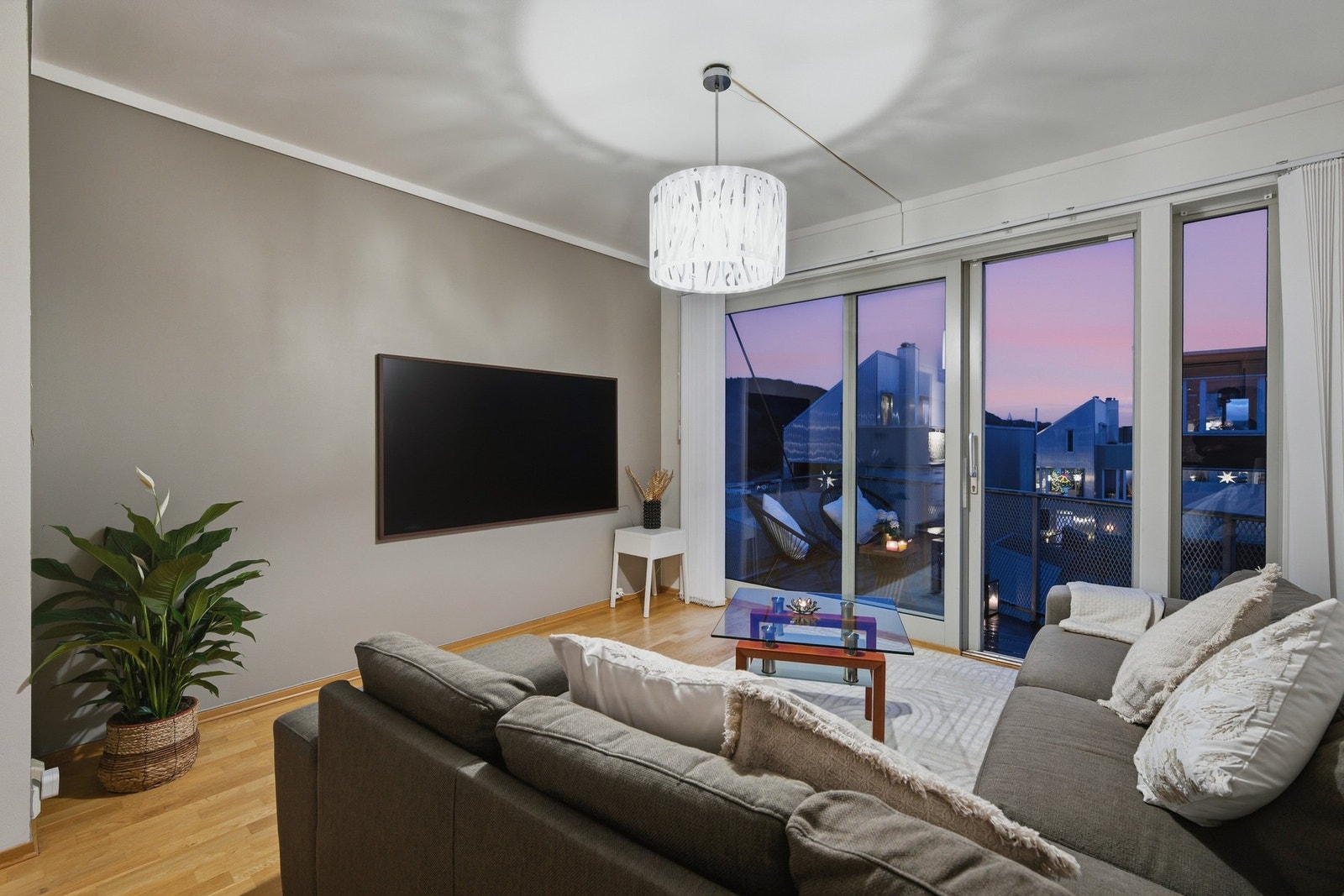 Praktisk planløsning med plass til flere naturlige soner på hovedplanet. Galleribilde