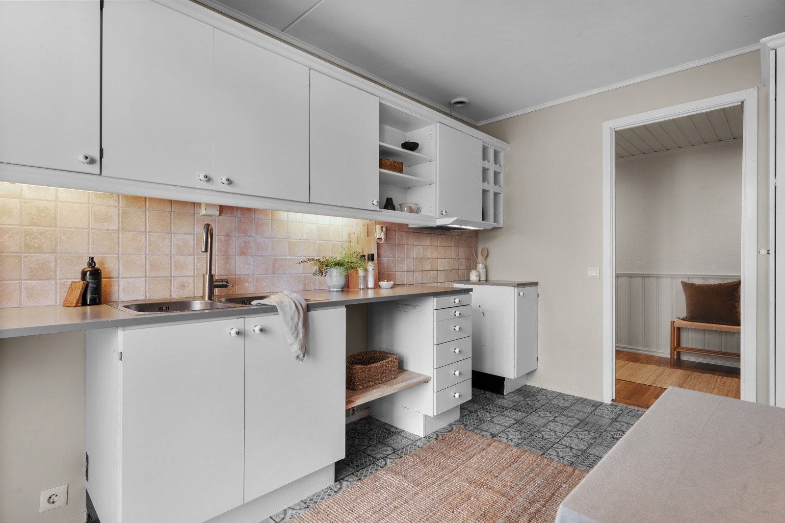 Eldre kjøkkeninnredning med glatte malte fronter fra ukjent årstall. Galleribilde