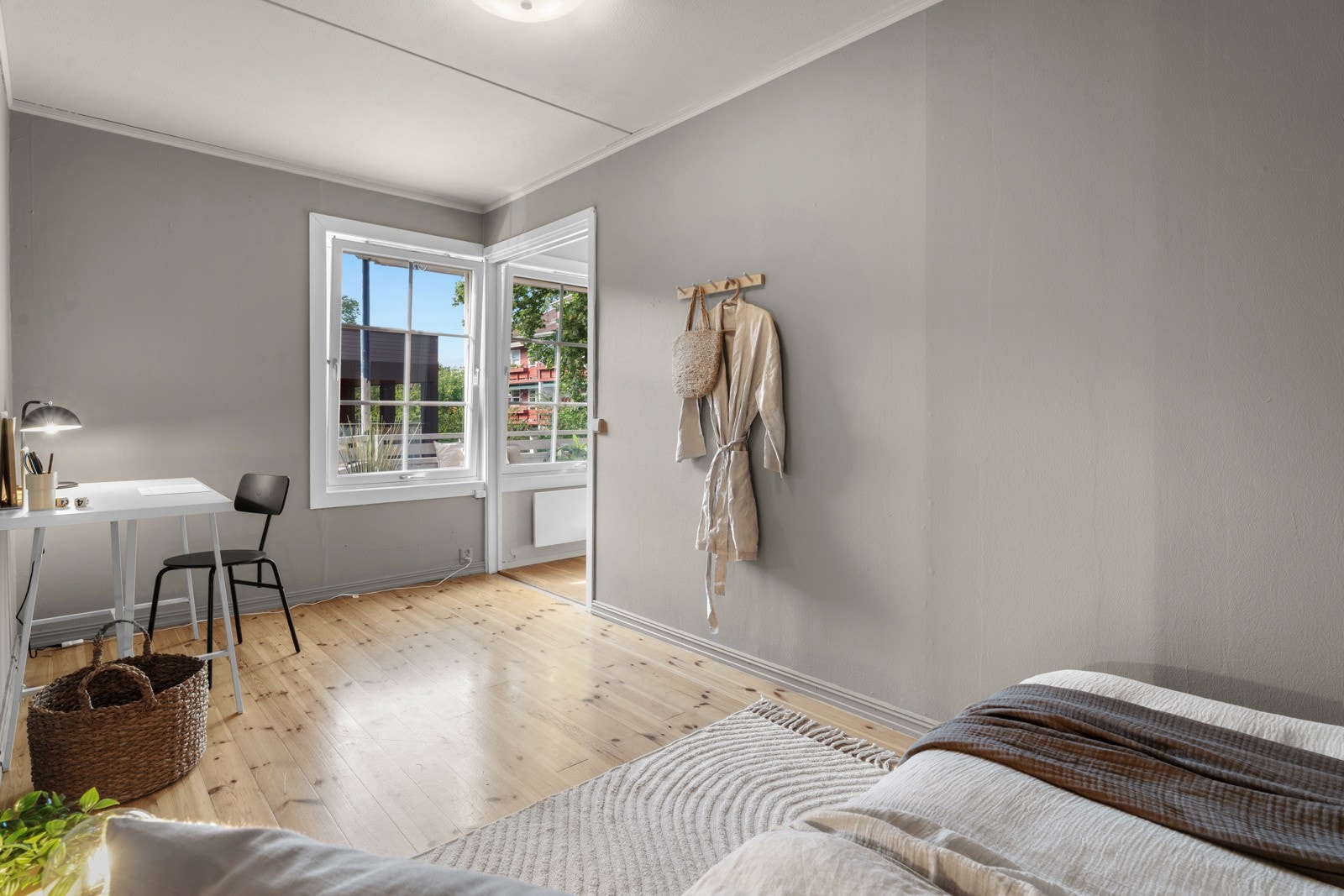 Vindu vender ut mot en stille og rolig gate. Galleribilde