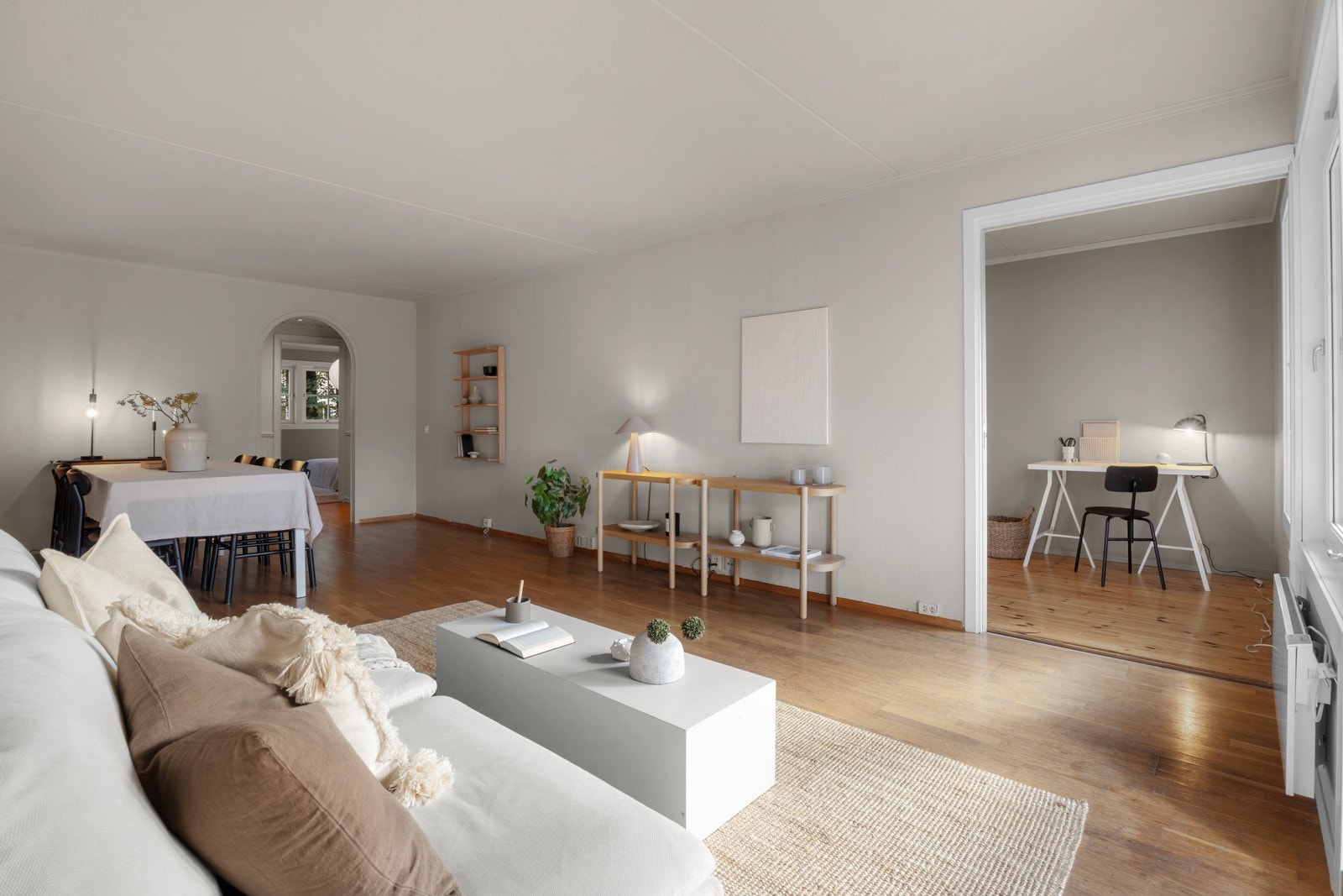 Stuen byr på god plass til sofagruppe med tilhørende møblement, tv-seksjon og spisegruppe. Galleribilde