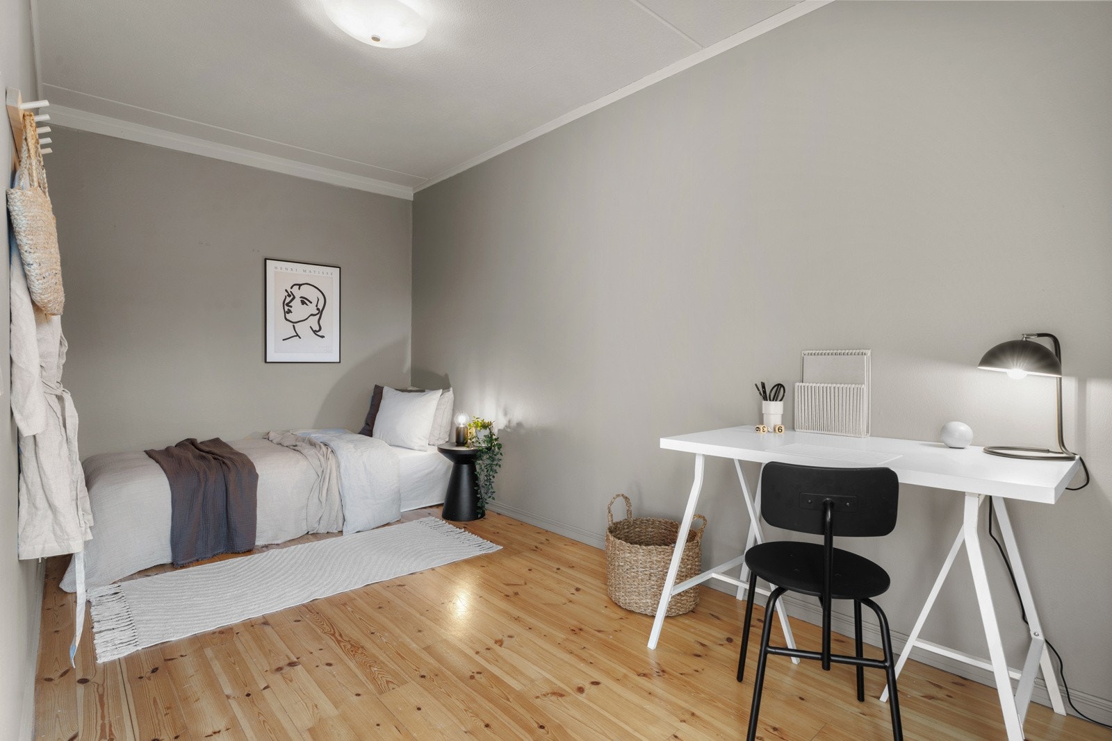 Soverom nr. 2 har god plass til dobbeltseng med tilhørende møblement og garderobeskap. Galleribilde