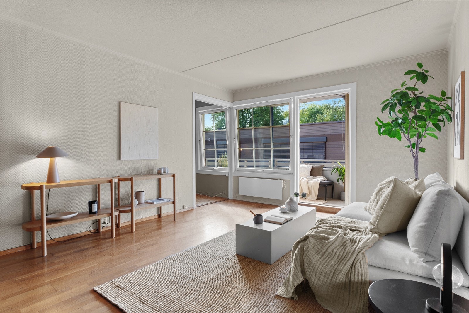 Veggene og himling er malt i en lys beige farge i 2025, og 3-stavs eikeparkett på gulv Galleribilde