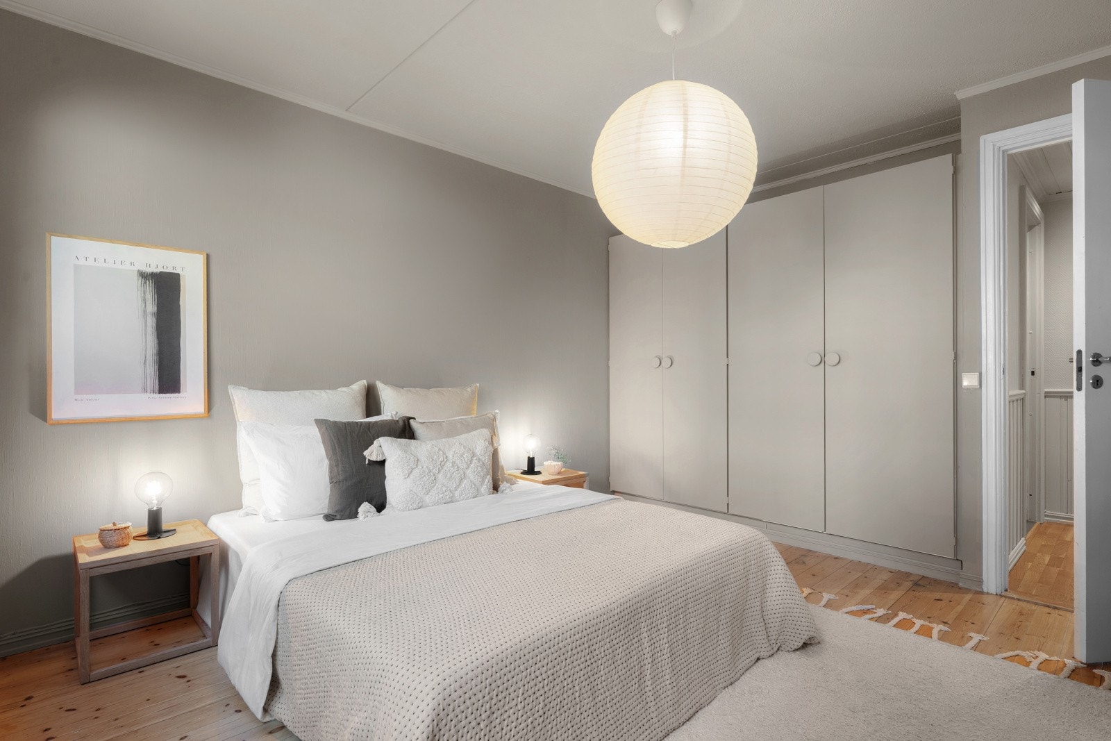 Ved siden av sengen er det et plassbygget garderobeskap med god plass til oppbevaring av klær. Galleribilde