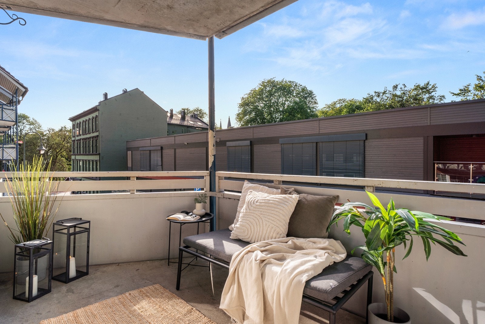 På balkongen er det plass til sittegruppe og beplanting. Balkongen vender ut mot den rolige Tromsøgata som strekker seg gjennom idylliske Rodeløkka Galleribilde