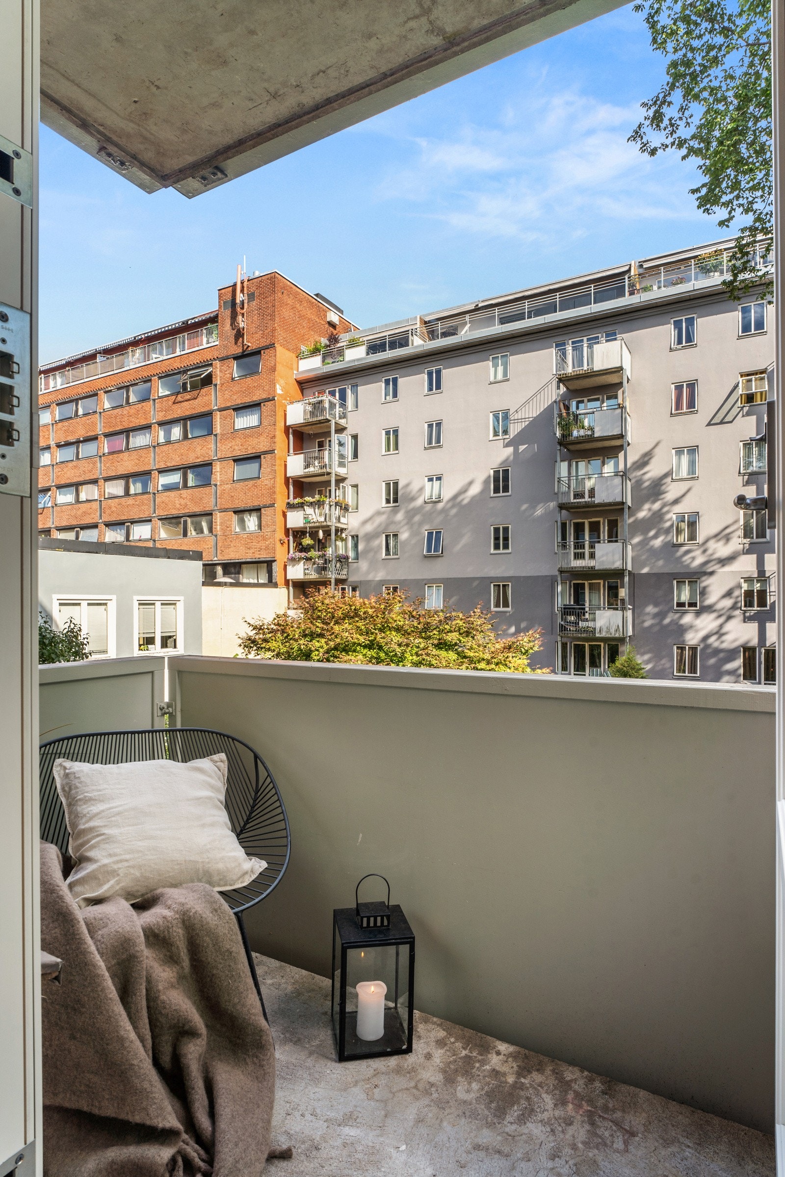 Fra kjøkken er det utgang til en sydøstvendt balkong på 2,2 m² som vender inn mot en stille og rolig bakgård. Galleribilde