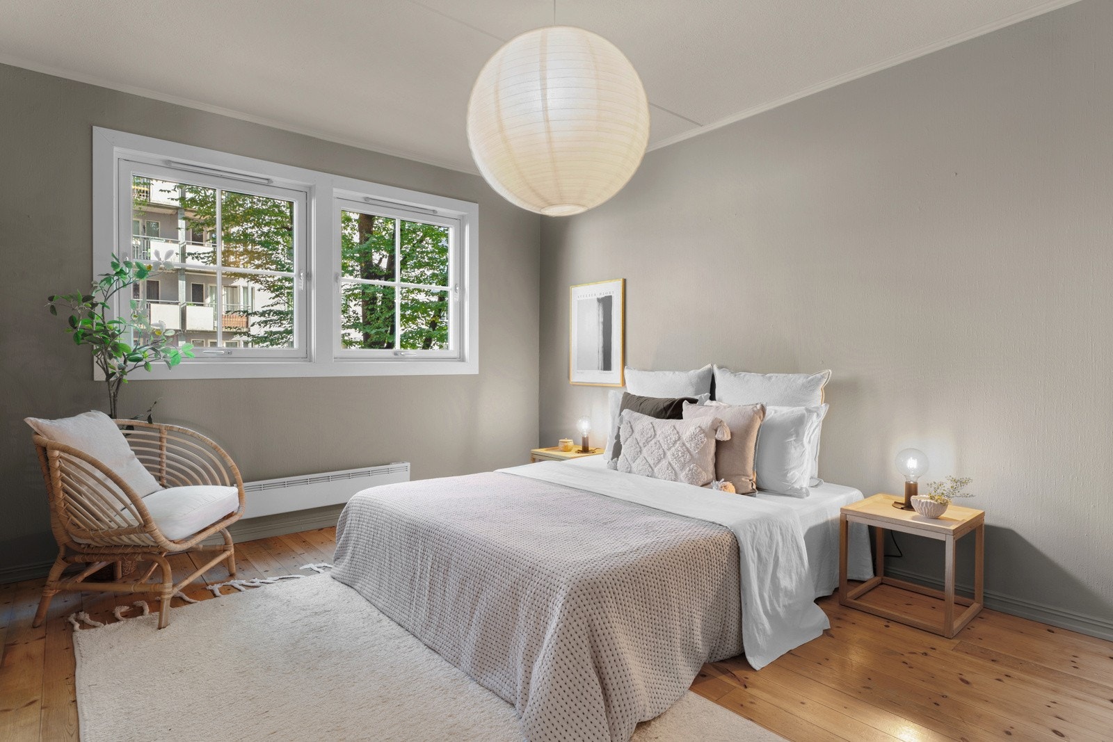 Hovedsoveromet er et stort og luftig rom med god plass til dobbeltseng med tilhørende møblement på hver side av sengen. Galleribilde