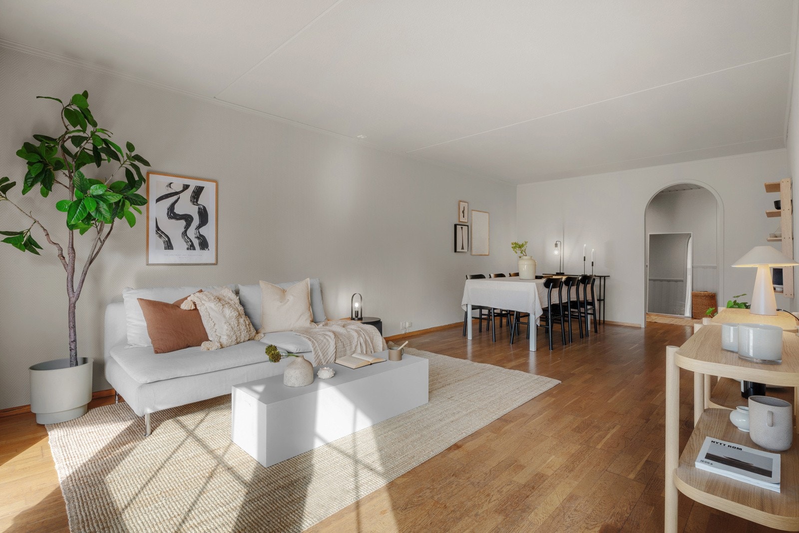 Stuen oppleves som et stort oppholdsrom med gode møbleringsmuligheter. Galleribilde