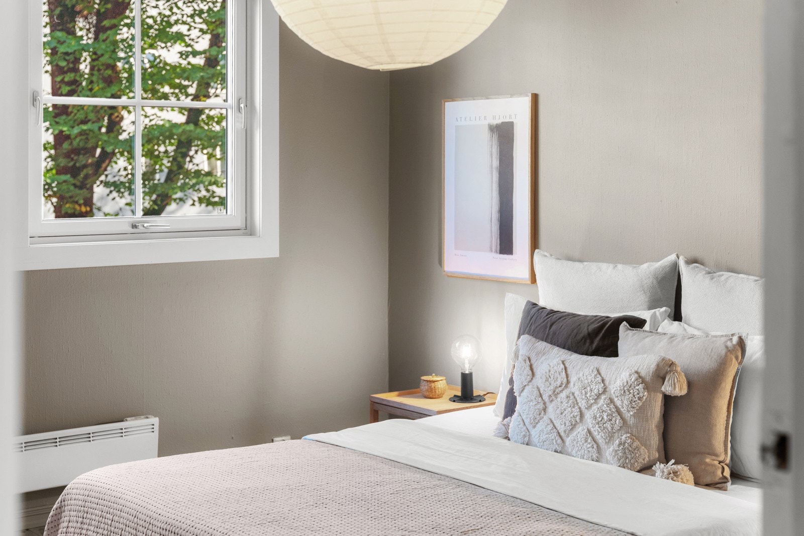 Vindu på soverommet vender ut mot en stille og rolig bakgård. Galleribilde