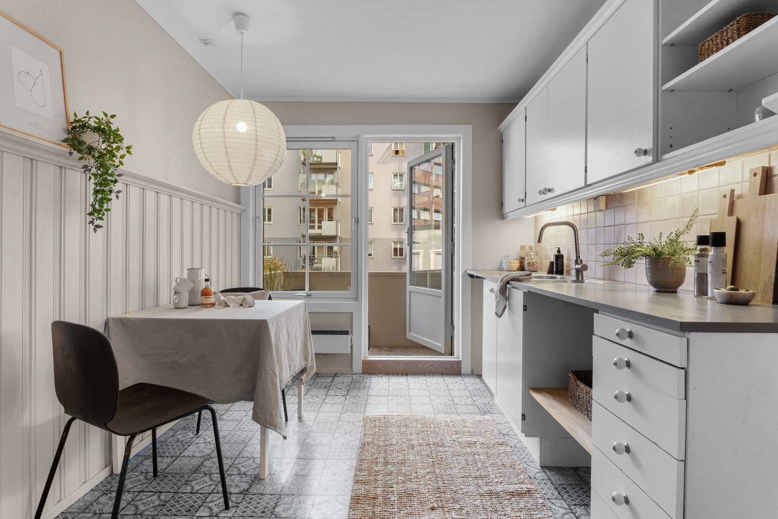 Separat kjøkken med utgang til en sydøstvendt balkong på ca 2,2 m². Galleribilde