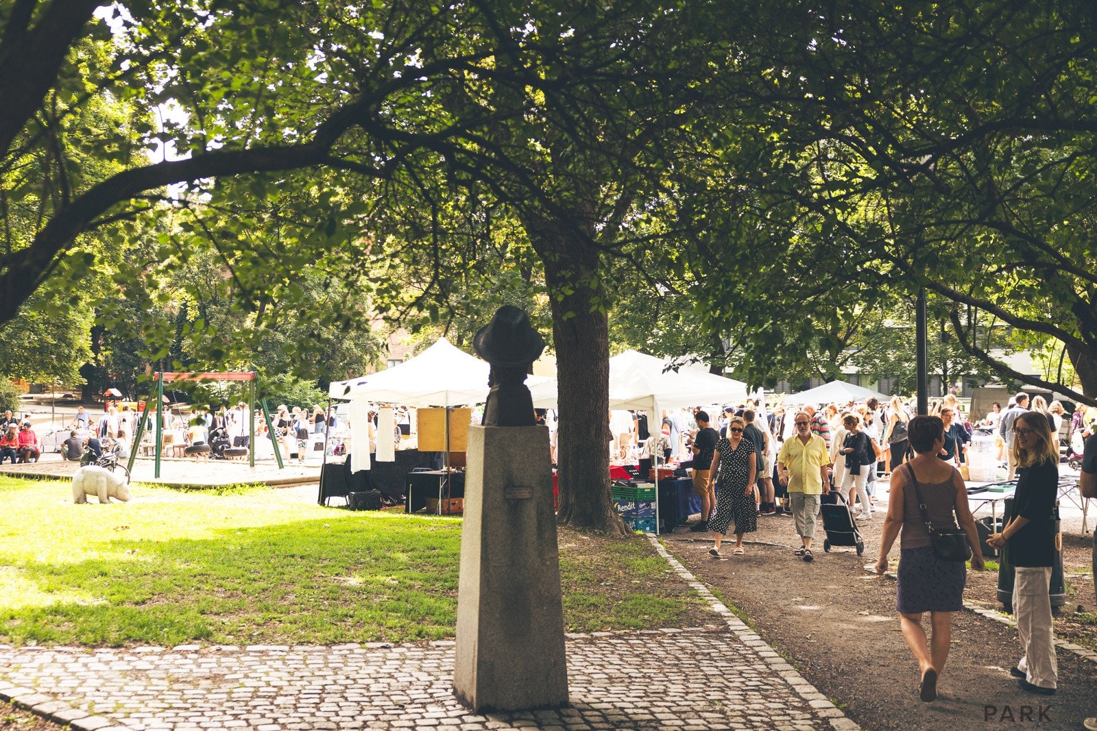På Vestkanttorvet har det vært antikk, brukt og klesmarked hver lørdag siden 1989. Galleribilde