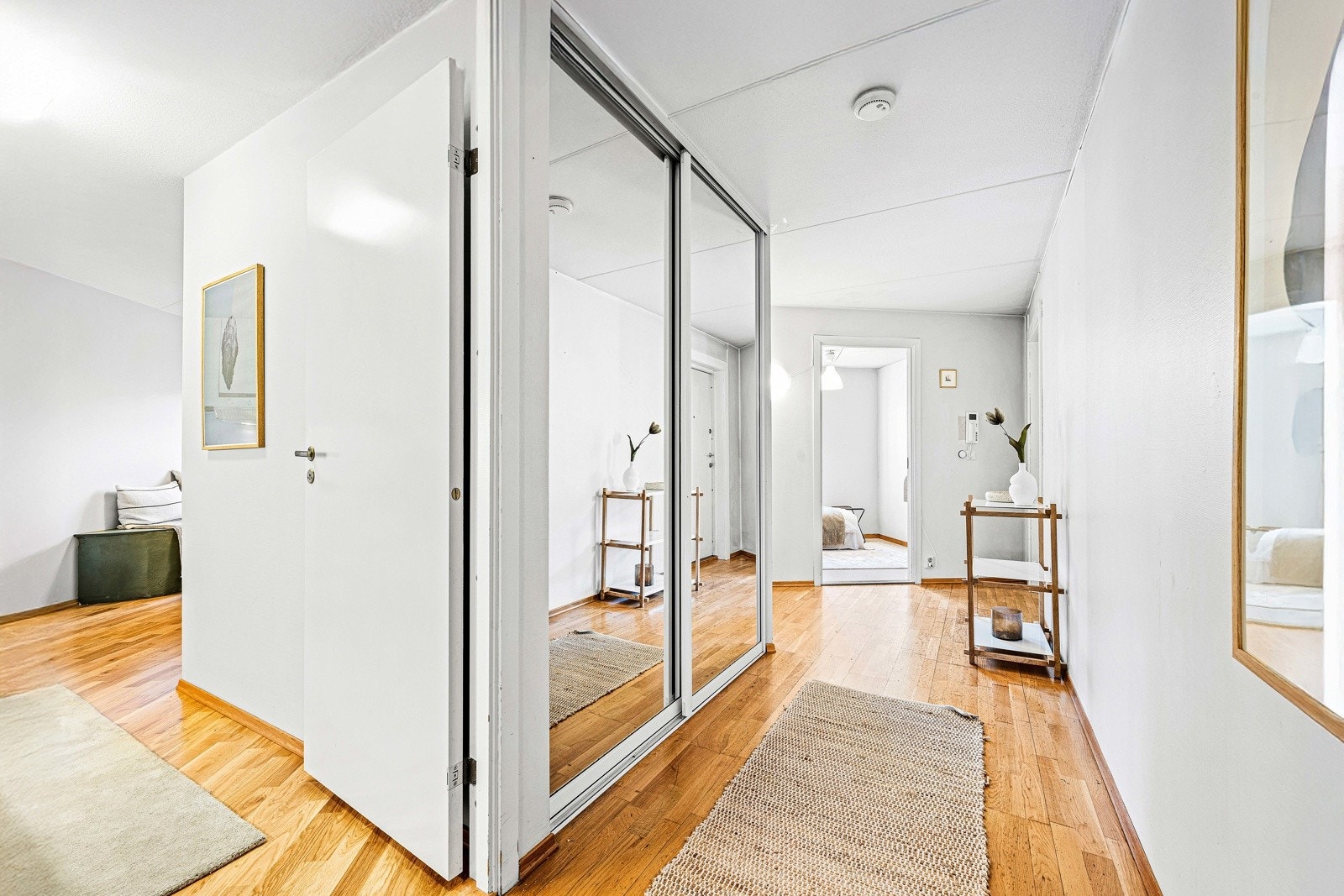 Godt med garderobeplass i hall Galleribilde