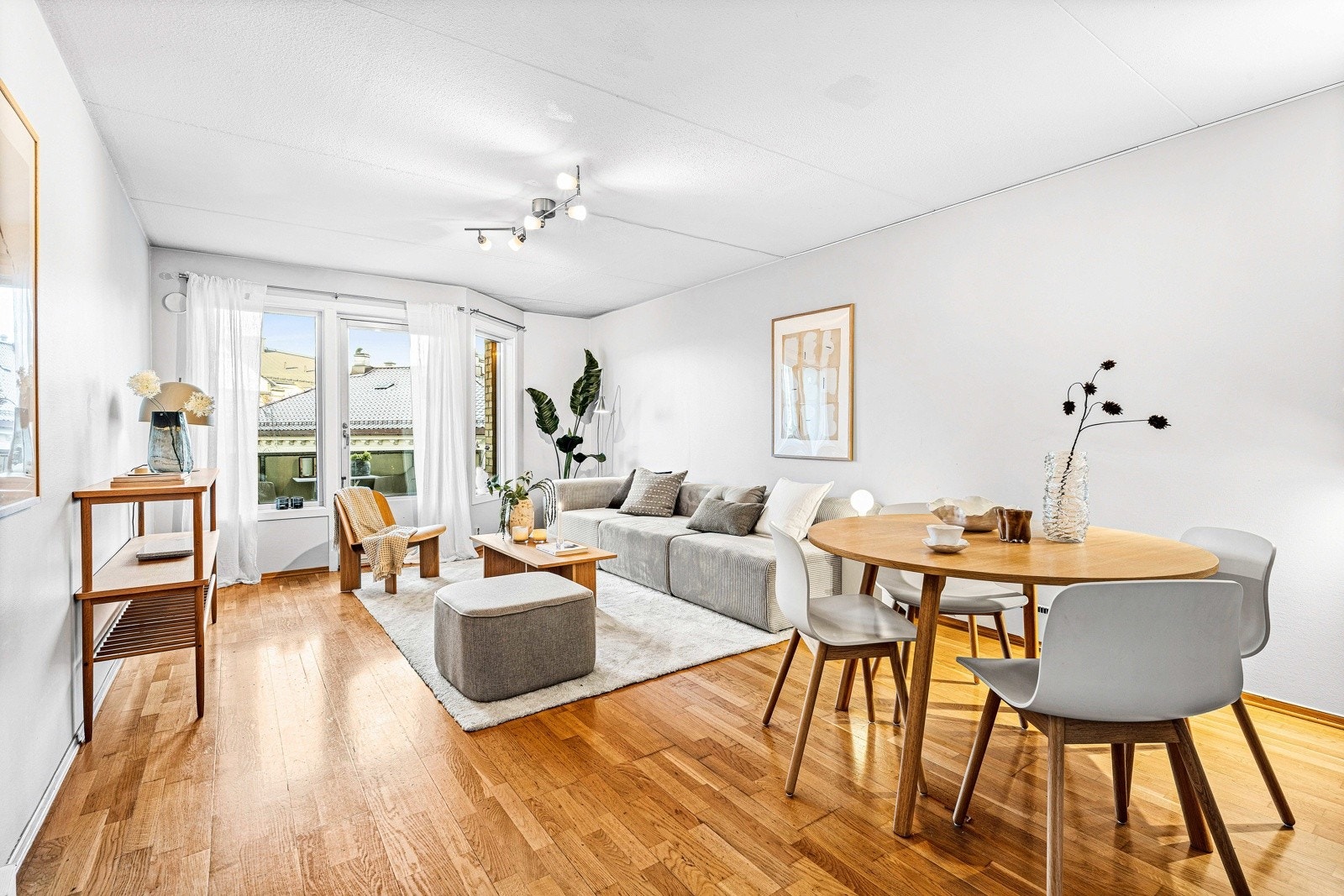 Stor stue med utgang til balkong Galleribilde