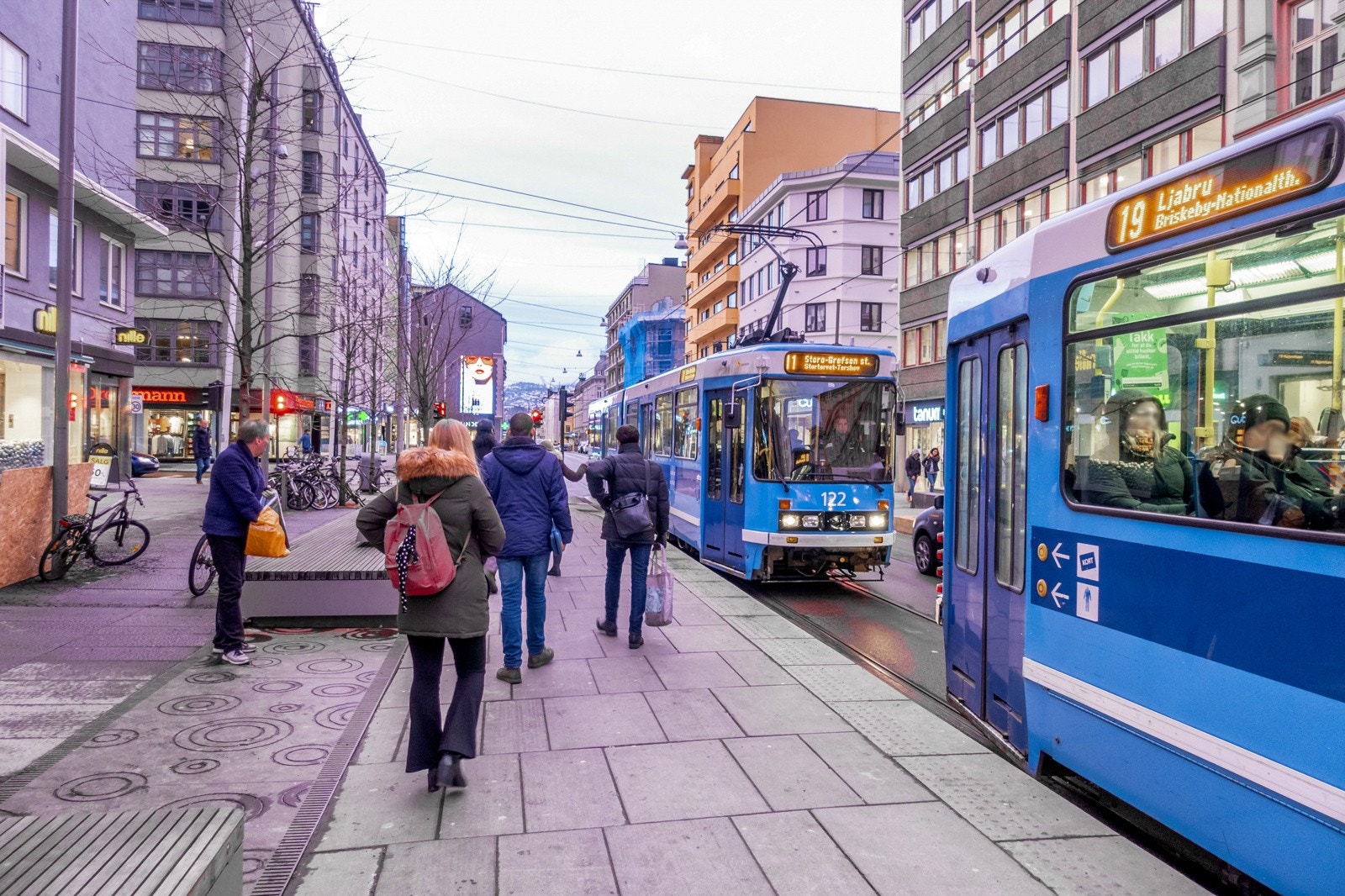 Kort vei til trikk i Bostadveien. Galleribilde