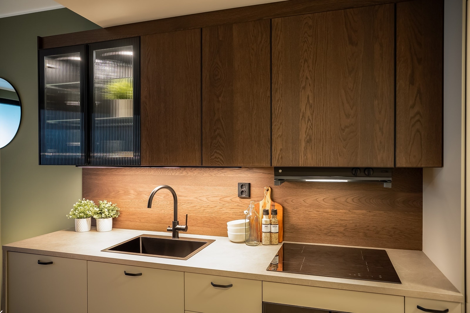 Platetopp med induksjon, kjøl- fryseskap, stekeovn og oppvaskmaskin (alt nytt). Galleribilde