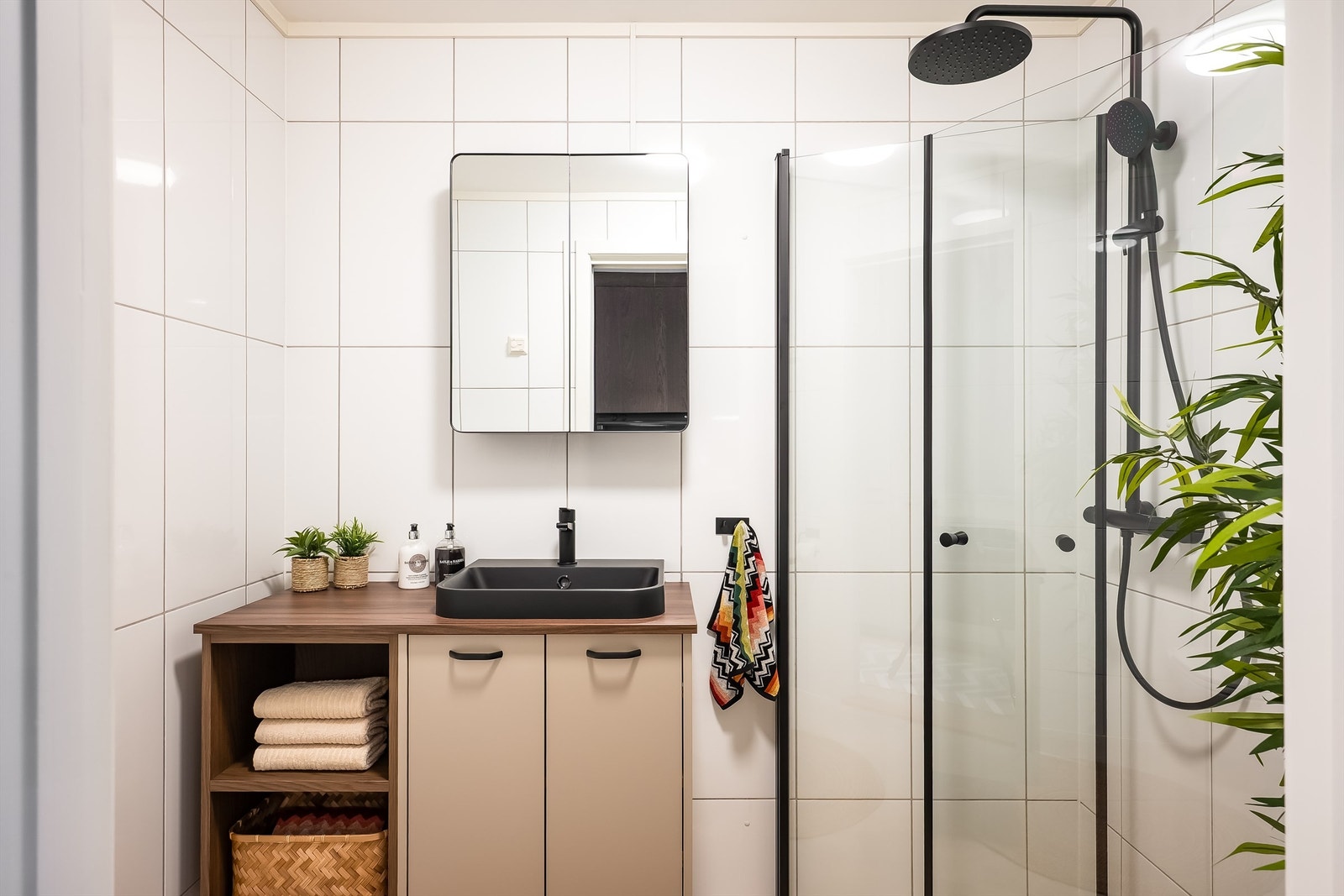 Badet har fått nye gulvflis med mosaikk i dusjsonen,
og ny innredning med skap og hyller Galleribilde