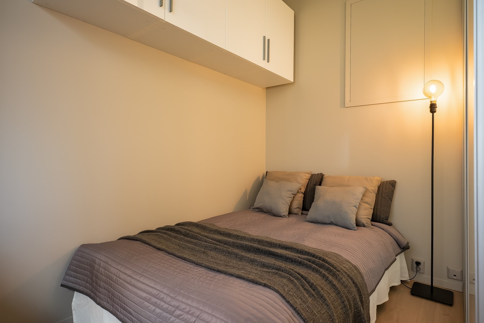 Sovealkove med skap på vegg og plass for dobbelseng Galleribilde