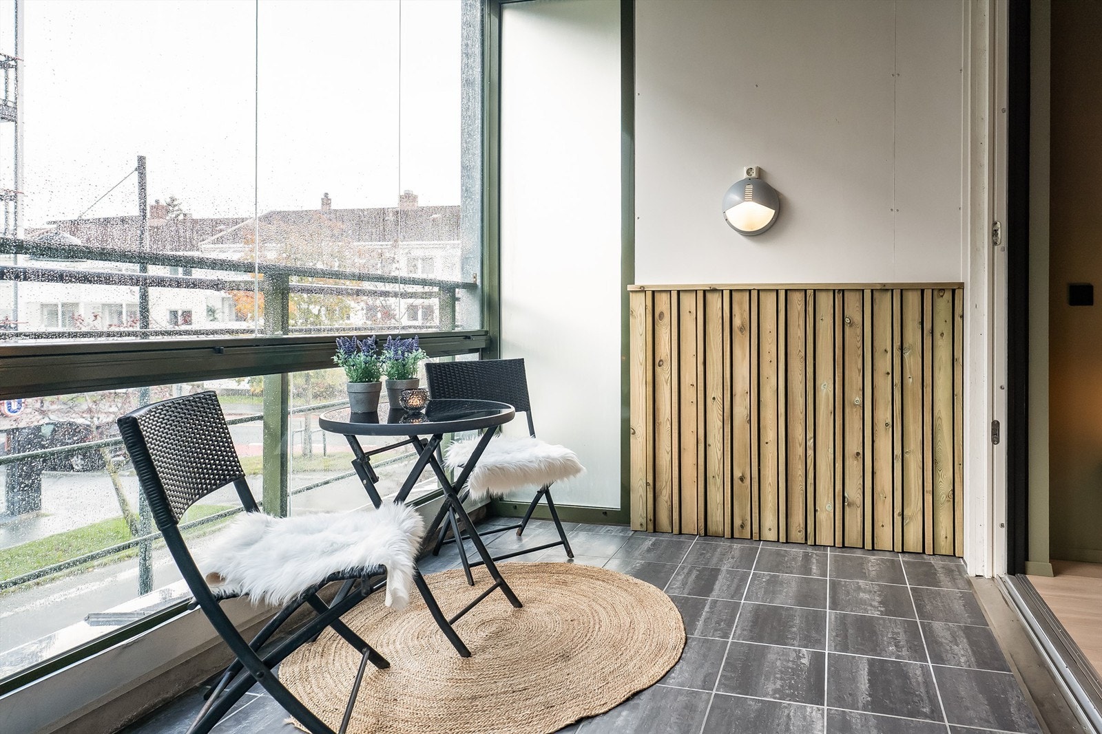 Balkongen er romslig, og har et areal på ca 8 kvm. Innglassingen har en skyveløsning så den kan åpnes helt opp om ønskelig Galleribilde