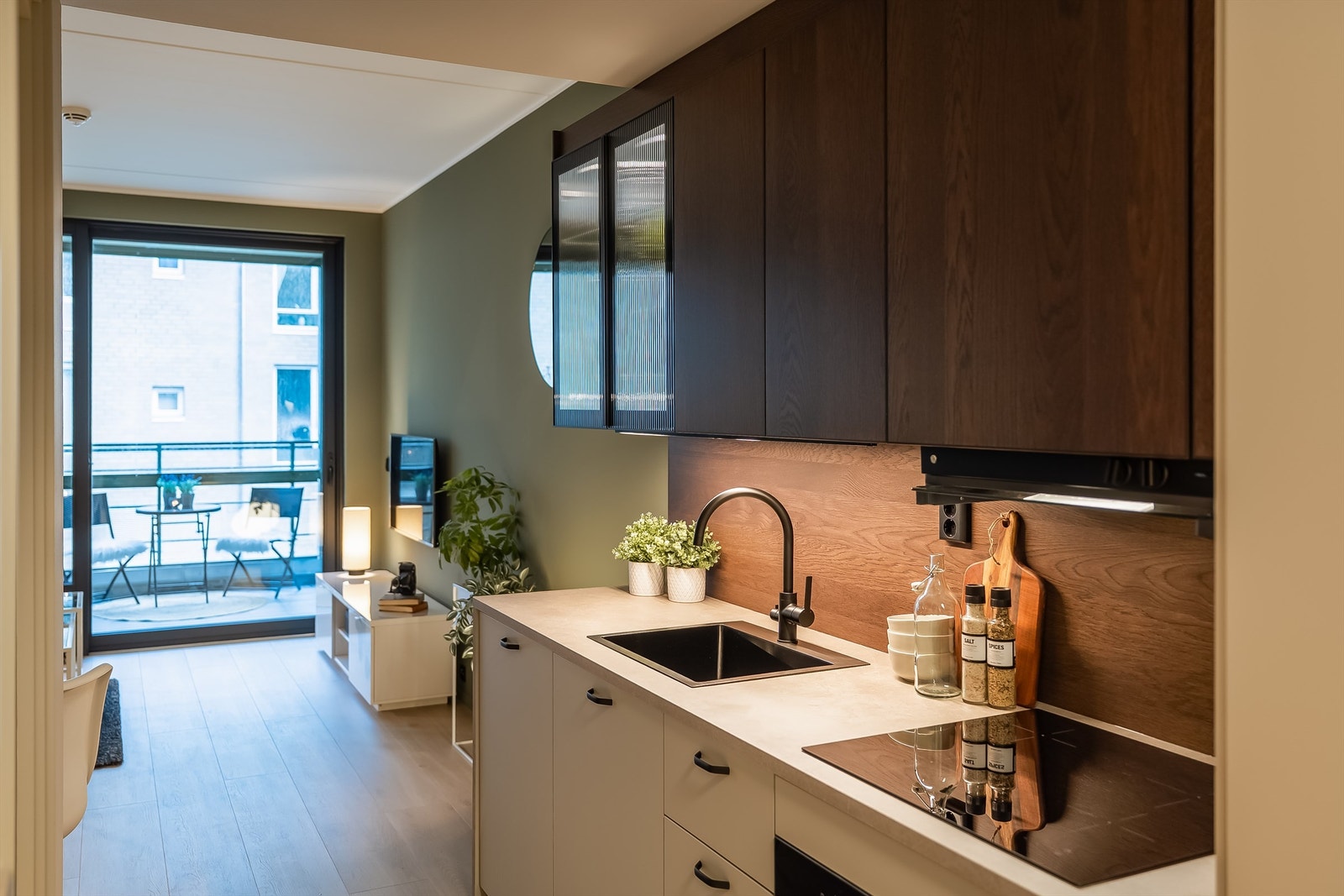 Lekkert kontrastfylt Ikea-kjøkken fra 2025 med dempede skuffer og skapdører Galleribilde