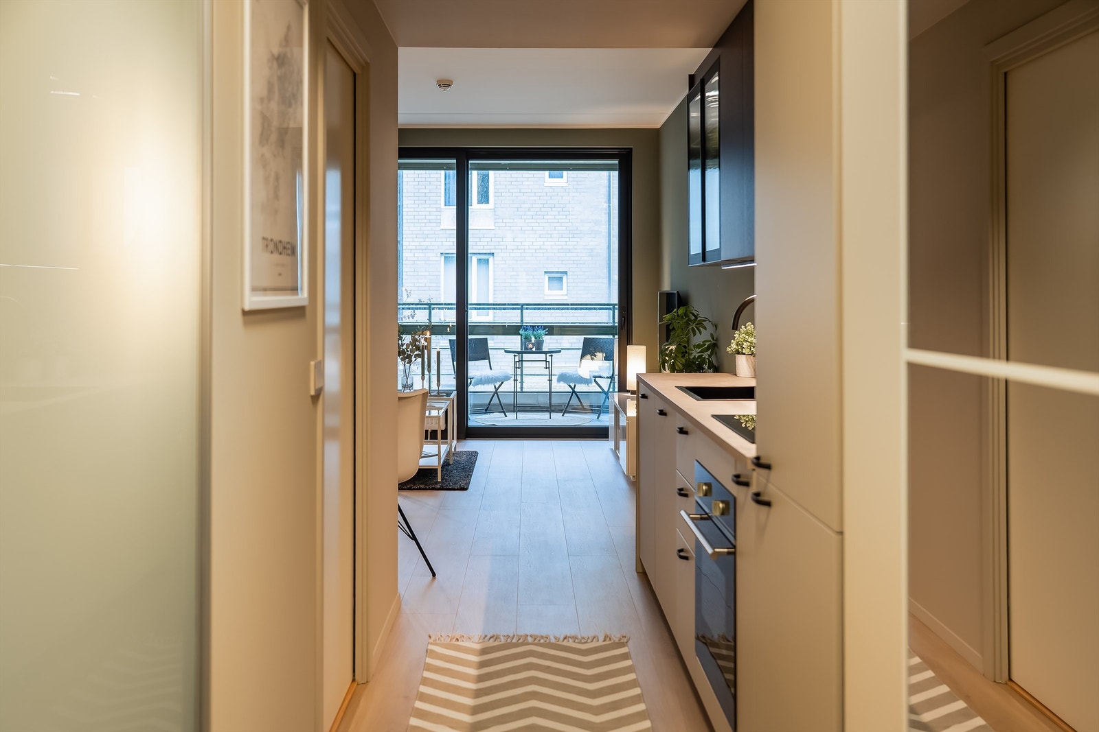 Leiligheten har en generøs takhøyde, balansert ventilasjon og fjernvarme. Lave felleskostnader som inkluderer varmtvann, fjernvarme og internett Galleribilde